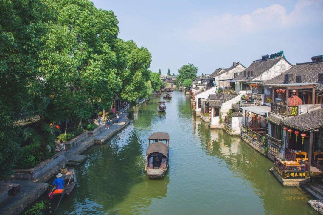 江苏南通：春运首日 情暖旅途